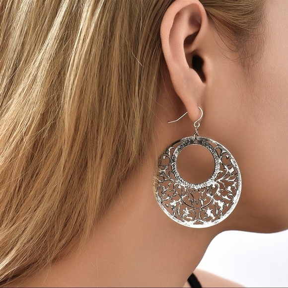 GlitzBlitz Boutique Jewelry - Any 3/$25! Silver Lacy Leaves Circular Boho Drop Earrings